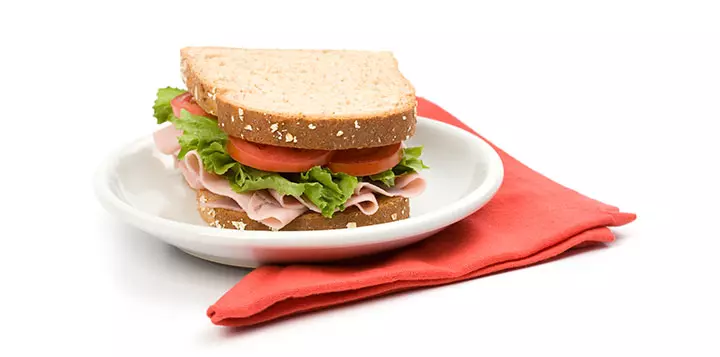 Sándwich servido en un plato 