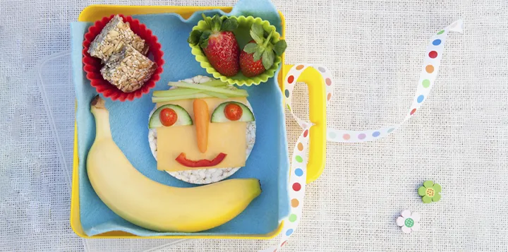 Merienda creativa hecha con vegetales, frutas y cereales  