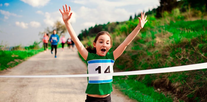 Niña sorprendida de ganar una competencia de carreras