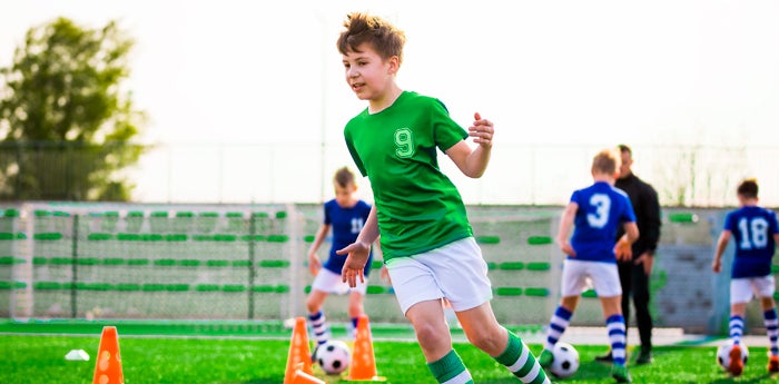 Niños futbolistas realizando un entrenamiento deportivo