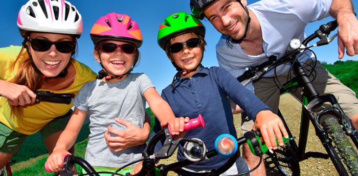 familia unida montando bicicleta