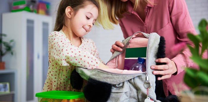 mamá e hija haciendo refrigerios escolares