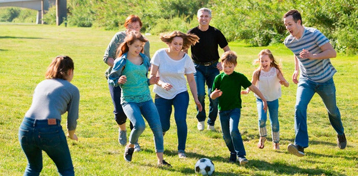 Familia unida jugando fútbol y fomentando valores para niños