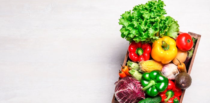 Diferentes verduras juntas en una caja