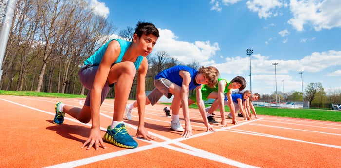 Niños preparados para iniciar una carrera en la pista