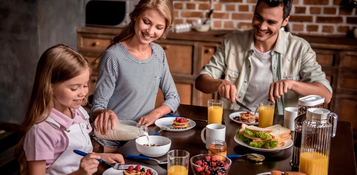 Familia teniendo un desayuno saludable y aprovechando los nutrientes de los alimentos