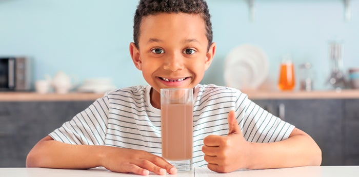 Niño bebiendo MILO - alimento energético