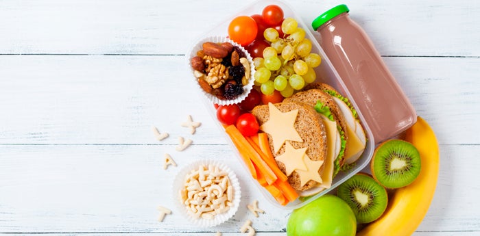 Diferentes alimentos sobre una mesa que hacen parte de snacks para niños