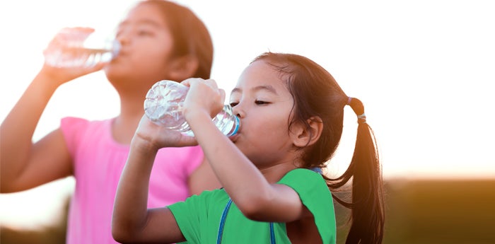 Dos niñas tomando agua