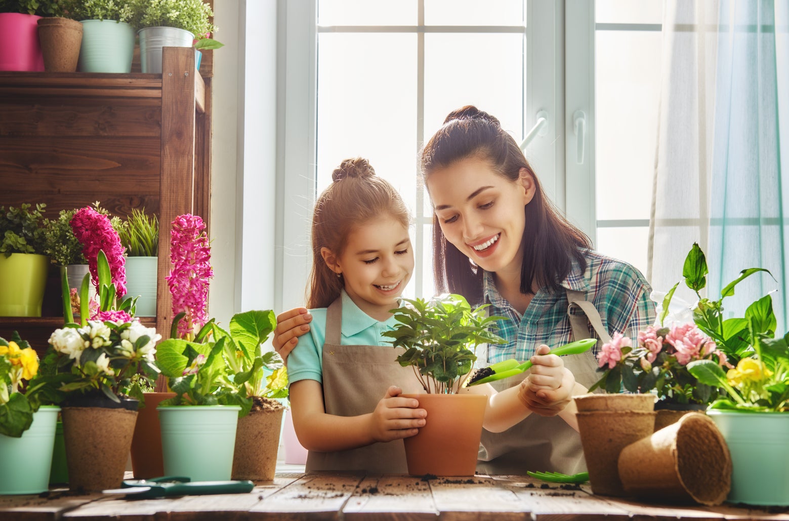 Madre e hija cuidado las plantas 