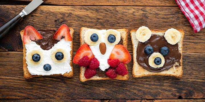  tostadas con arandanos, fresas y crema de chocolate para un desayuno divertido 