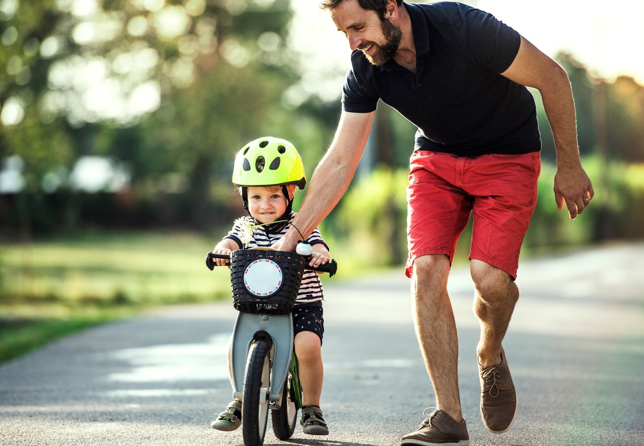 Папа учит сына кататься на велосипеде упал. Teach to Ride a Bike. Отец учит дочку кататься на велосипеде фото. Perfect father. Отец учит дочь бейсболу