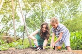 
¿CÓMO ENSÉÑALE A TUS HIJOS A CUIDAR EL MEDIO AMBIENTE?
