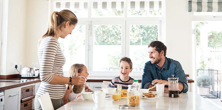 famila feliz comparte un desayuno nutritivo en la mesa