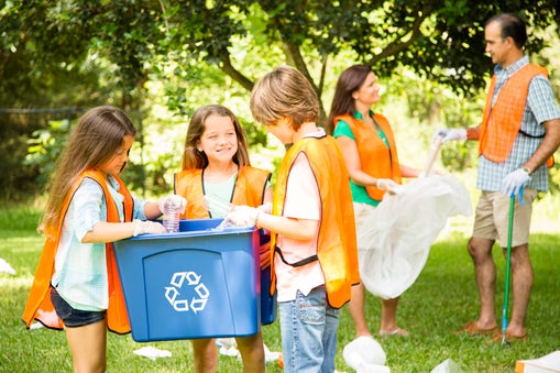 Niños reciclando