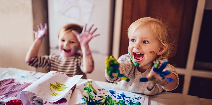 Niños realizando actividades recreativas con las manos