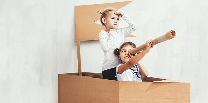 Niños realizando actividades recreativas en la casa 