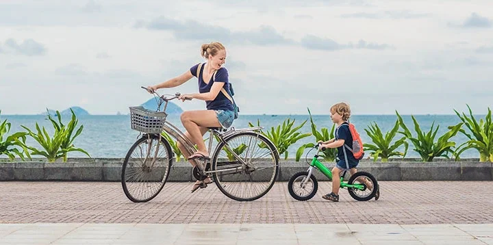 Los niños necesitan explorar junto a sus padres al momento de recrearse 