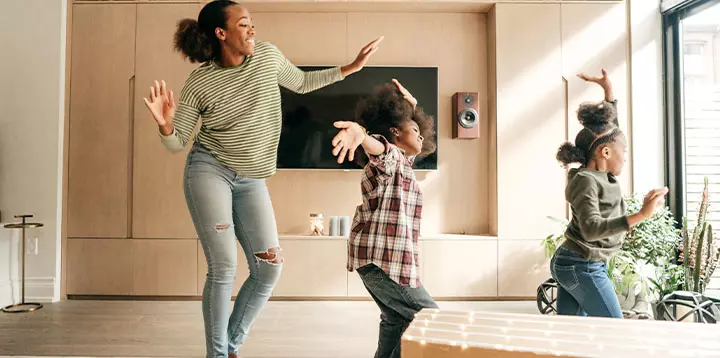 Bailar en familia como actividad física divertida 