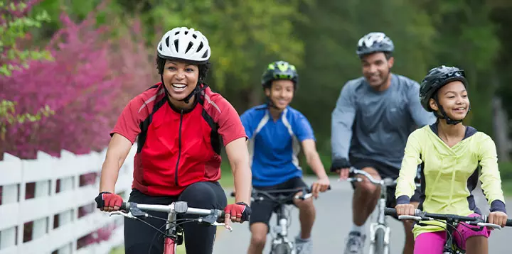 Familia practicando el ciclismo al aire libre entre todos 