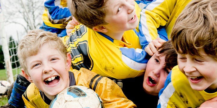 Niños practicando deporte