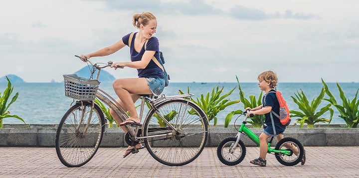 madre e hijo montando bicicleta