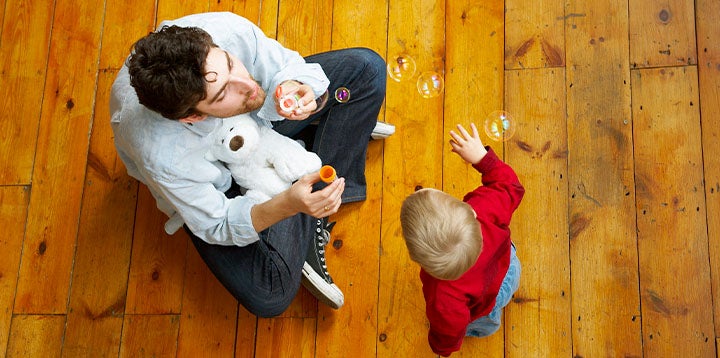 Padre jugando con su hijo