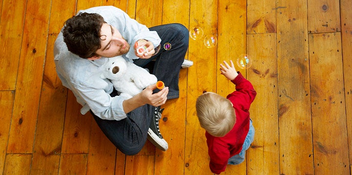  Padre jugando con su hijo