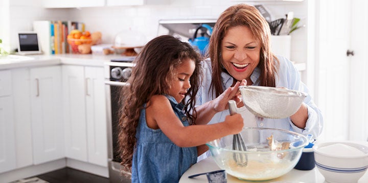 abuela y nieta cocinando