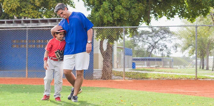 Papá e hijo practicando deporte 