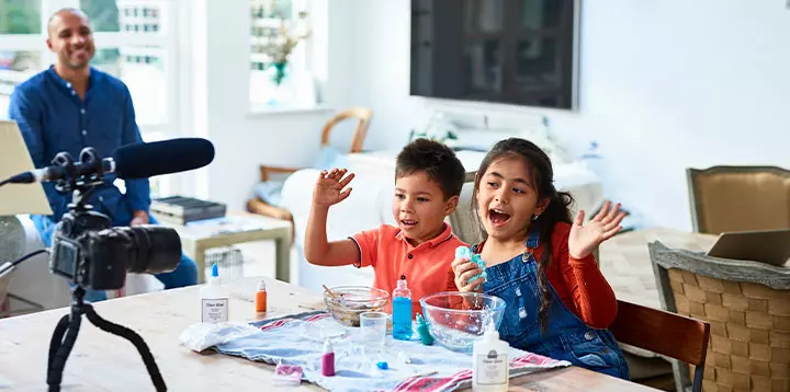 Niños realizando experimentos por medio de herramientas virtuales 