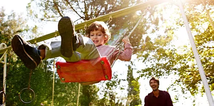 Jugar en el parque puede ser una actividad física divertida 