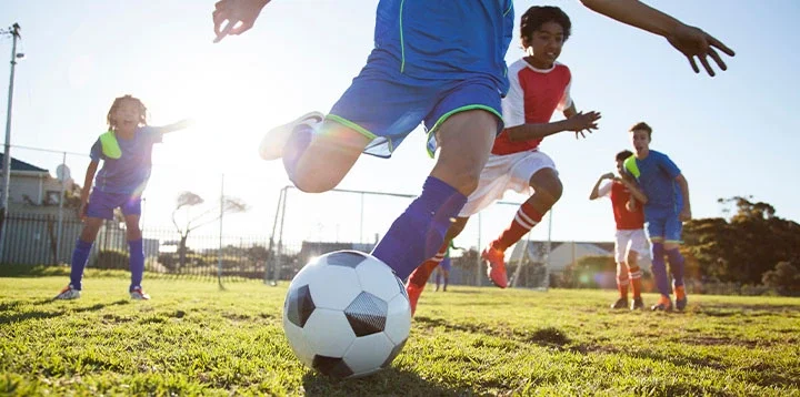 Niños jugando con una pelota