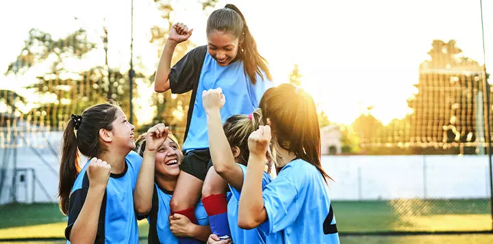 Niñas celebrando luego de un partido
