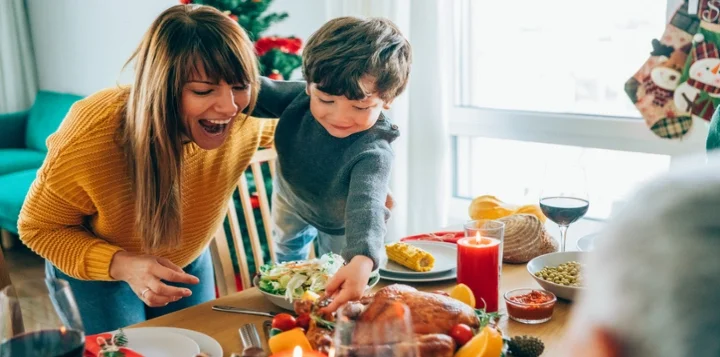 Familia reunida en la mesa compartiendo un desayuno delicioso 