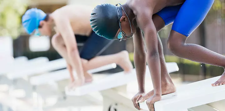 Niños en medio de un entrenamiento de natación 