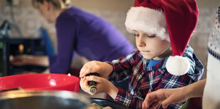 Niño preparando un desayuno navideño junto a sus padres 