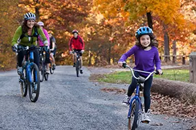 Familia realizando entrenamiento deportivo en bicicleta 