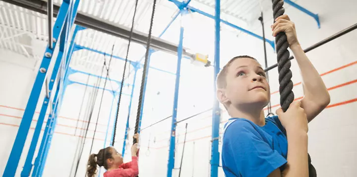 Niños escalando una soga  