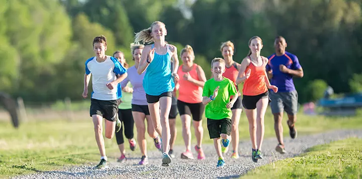 Niños practicando atletismo en un campo al aire libre