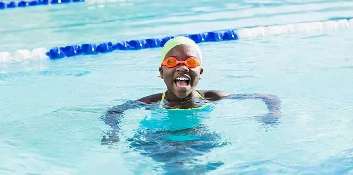 Niñas practicando natación como deporte 