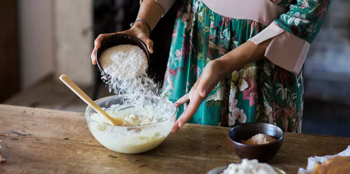 Mujer preparando desayuno colombiano con arepas de choclo