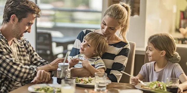 Familia comparte una actividad juntos como comer  