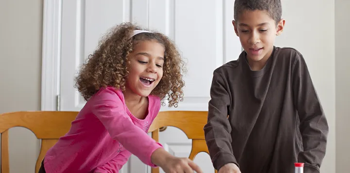 Para aprovechar sus vacaciones en casa niños participan en juegos de mesa 