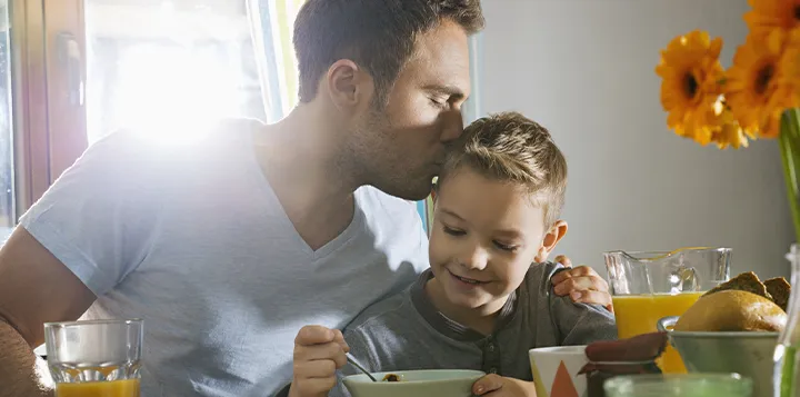 Papá e hijo comparten un desayuno nutritivo con MILO® 