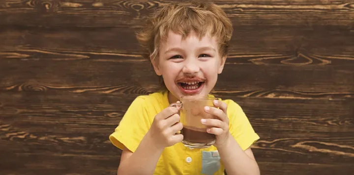 Niños disfrutando un vaso de leche achocolatada Milo ideal para un desayuno rapido