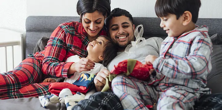 Niños alistándose para dormir mientras comparten con sus padres  