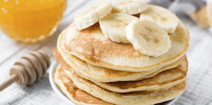 Receta de pancakes con banano en rodajas para un desayuno increíble 