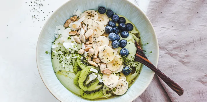 Bowl de yogur con frutas picadas