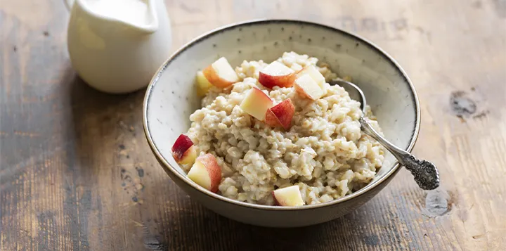 Desayuno casero hecho con avena, manzanas y leche